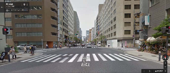 1つ目の交差点はスルーです。（ファミマ様が目印）