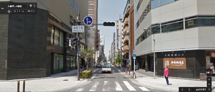 新町南１交差点を左折します。（三井住友銀行様と上島珈琲様の間）
